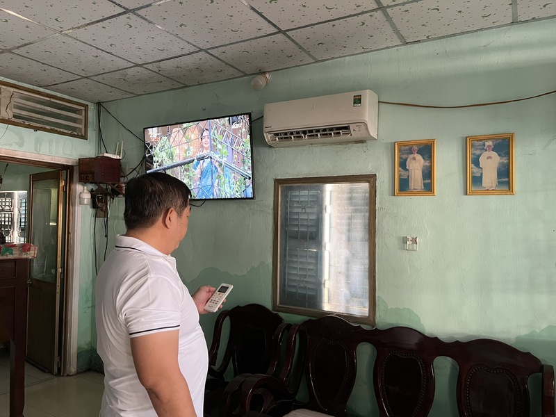 Ông Nguyễn Minh Hiếu cho biết, luôn điều chỉnh điều hoà nhiệt độ từ 28 độ C trở lên và chỉ dùng khi thực sự nắng nóng. Ảnh: Đ.D