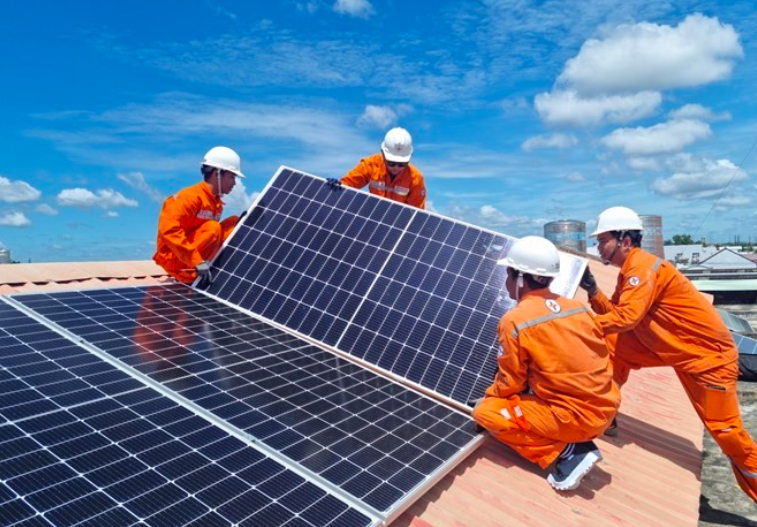 Điện mặt trời mái nhà tự dùng đang mang lại hiệu quả lớn cho người dân