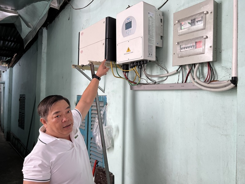 Anh Nguyễn Minh Hiếu giới thiệu bộ lưu điện cho hệ thống điện mặt trời tự dùng