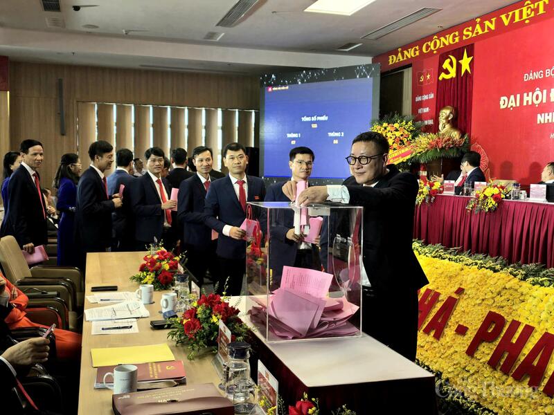 Các đại biểu bỏ phiếu bầu Ban Chấp hành Đảng bộ nhiệm kỳ 2025 - 2030. Ảnh: Thu Hường