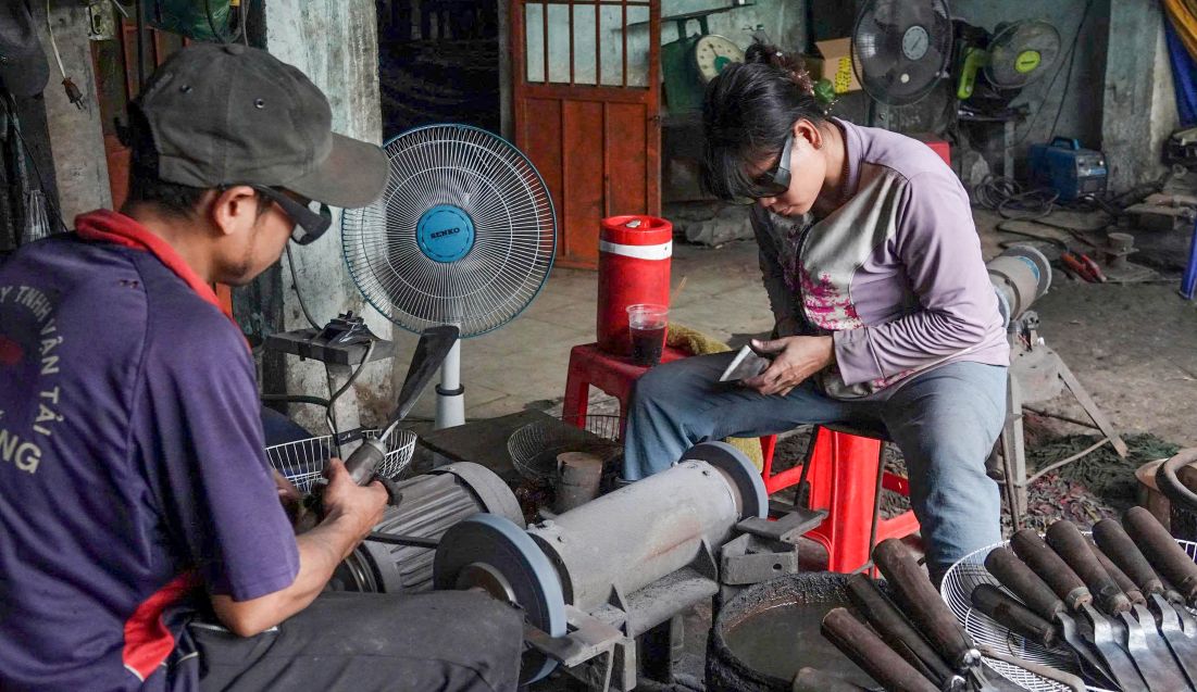 Tại xã An Ninh, TP Cần Thơ nghề rèn truyền thống vẫn được nhiều gia đình gìn giữ hàng chục năm qua. Mỗi lò rèn đều đỏ lửa ngày đêm.