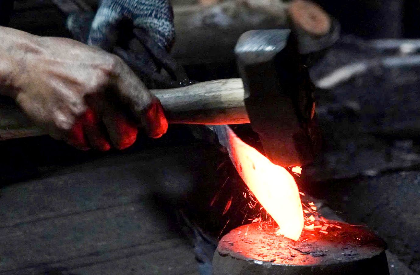Theo ông Kai, một cây dao hoàn chỉnh phải trải qua nhiều công đoạn: rèn thô, nung, mài, bôi dầu, gắn cán. Mỗi khâu đều đòi hỏi sự chính xác và phối hợp nhịp nhàng. “4 người làm mỗi ngày cũng chỉ được khoảng 100 cây dao. Phải chia đều từng công đoạn thì mới kịp“, ông chia sẻ.