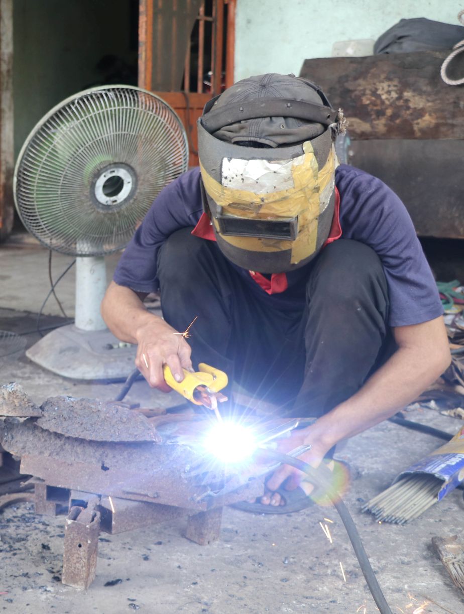 Anh Nguyễn Xuân Hưởng, một thợ rèn lâu năm ở An Ninh cho biết dù cực nhọc và nguy hiểm, nhưng nghề rèn vẫn mang lại nguồn thu nhập ổn định. Mỗi tháng, một thợ lành nghề có thể kiếm được khoảng 9-10 triệu đồng, mức thu nhập đủ để nuôi sống gia đình trong điều kiện nông thôn.