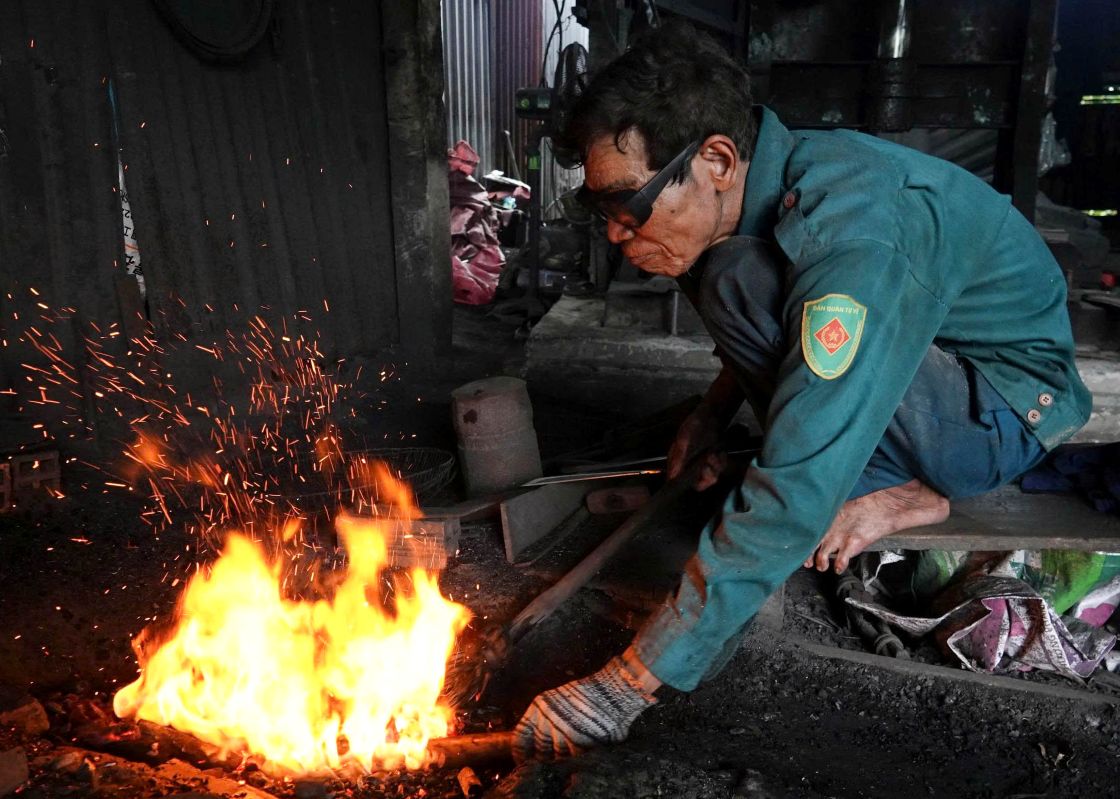 Ông Lý Kai, người có gần 60 năm gắn bó với nghề rèn cho biết hơn chục năm trước, cả xóm nghề tấp nập tiếng búa, ánh lửa rực suốt ngày đêm. Nhưng nay, trước sự cạnh tranh gay gắt từ sản phẩm công nghiệp, nhiều người bỏ nghề, chỉ còn vài hộ bám trụ. “Dù đã lớn tuổi, tôi vẫn cố làm, vừa mưu sinh, vừa giữ lại nét văn hóa cha ông“, ông Kai nói.