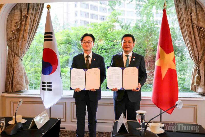 Bộ trưởng Nguyễn Hồng Diên và Bộ trưởng Kim Jungkwan ký kết thỏa thuận hợp tác đào tạo, phát triển nguồn nhân lực trong hợp tác phát triển điện hạt nhân.