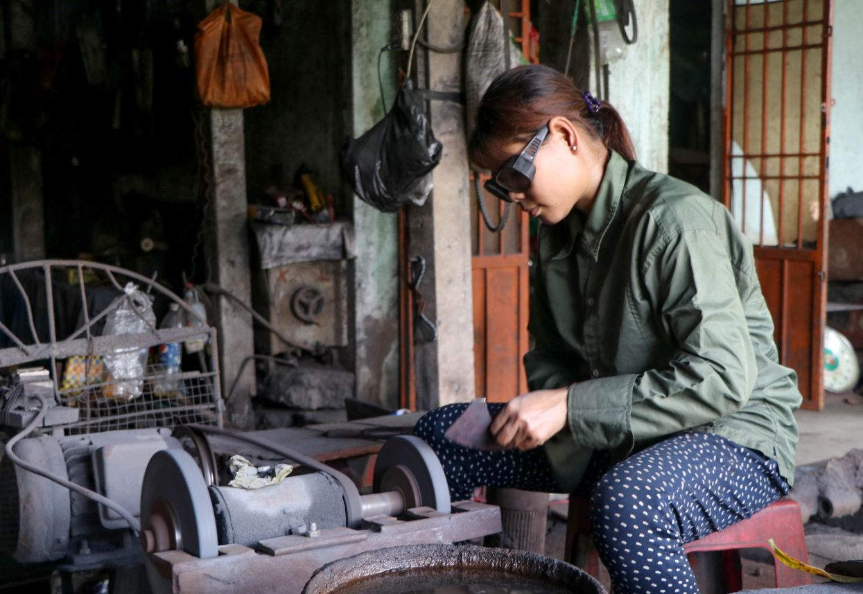 Tại An Ninh, nhiều chị em phụ nữ cũng tham gia vào công việc rèn. Mỗi lò rèn ở đây đều có một nam, một nữ. Người chồng làm chính, người vợ phụ tạo dáng dao. Duy nhất lò rèn của bà Tuyến cả thợ chính và phụ đều là nữ. Những đòi hỏi kỹ thuật như chặt sắt, mài lưỡi dao vốn chỉ đàn ông làm, bà đều thành thạo.