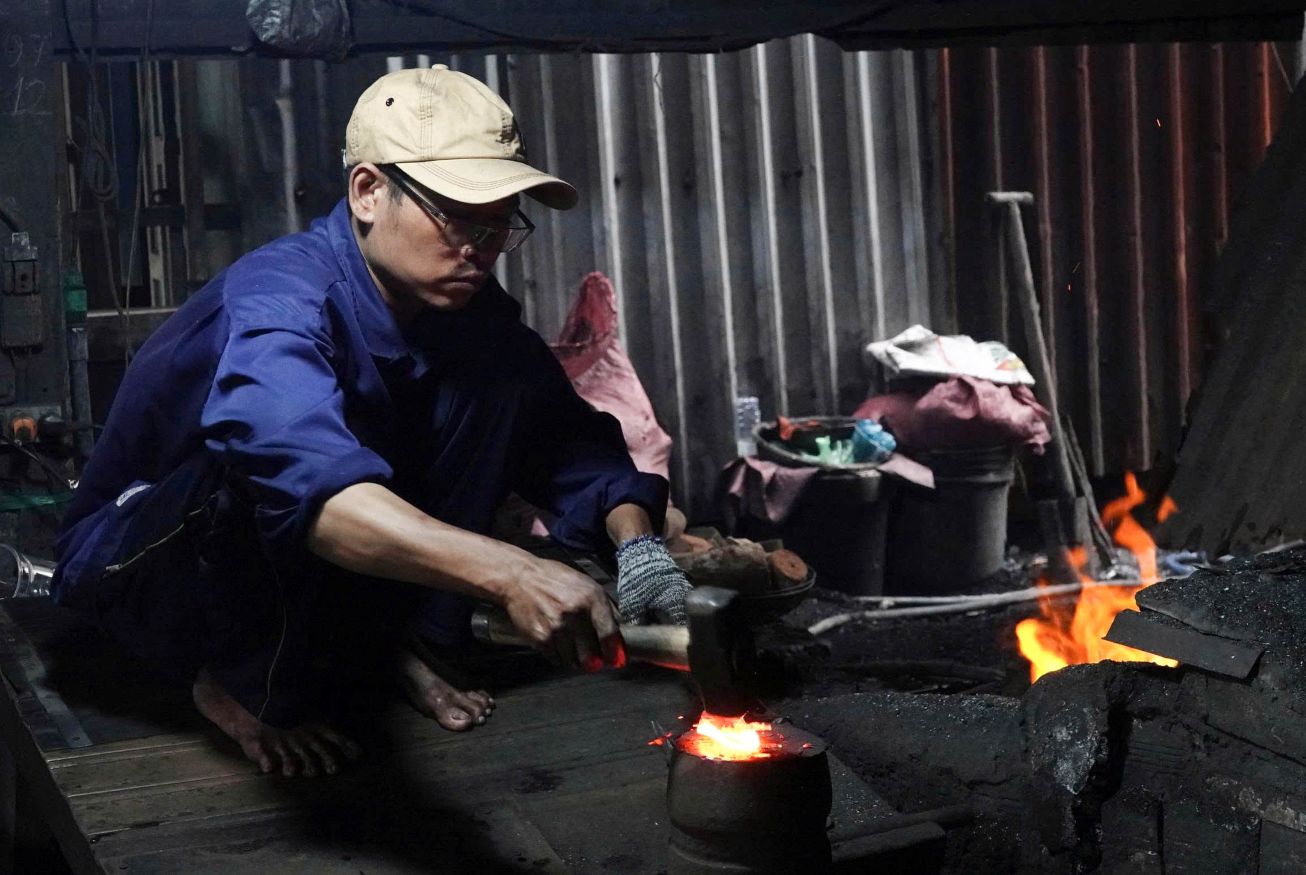 Người thợ rèn làm việc trong môi trường nóng bức, bụi kim loại, sức nóng bên lò nung đỏ rực. Chuyện bị bỏng, đứt tay hay thương tích vì dao kéo, máy cắt là điều không hiếm.