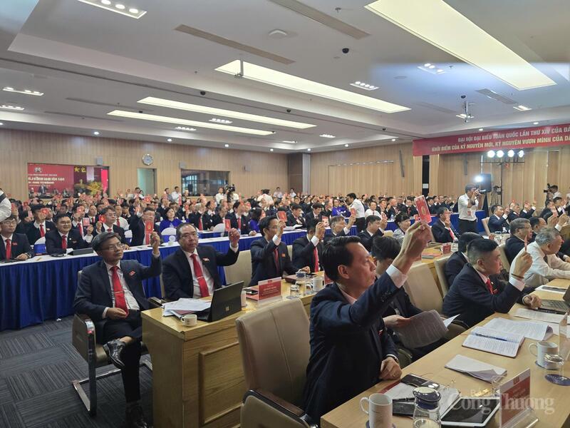 Đại biểu biểu quyết thông qua kết quả Bầu Ban Chấp hành Đảng bộ nhiệm kỳ 2025 - 2030