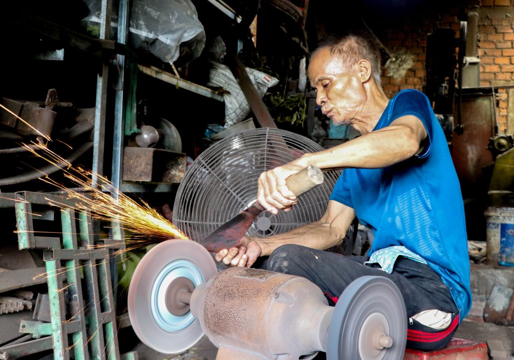 Một thợ rèn lâu năm kể: “Lúc mới vào nghề, tôi từng bị mài trúng tay, đứt cả gân. Nhưng làm lâu thì quen, tay nghề vững sẽ ít bị thương hơn“.