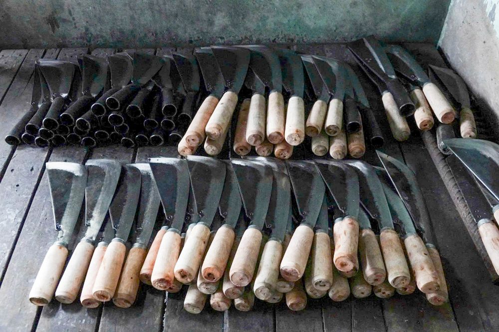 Sản phẩm rèn ở An Ninh chủ yếu là dao, kéo, nông cụ, được người dân ưa chuộng nhờ độ bền, sắc bén và sự tỉ mỉ đến từng chi tiết – điều mà sản phẩm công nghiệp khó sánh kịp.