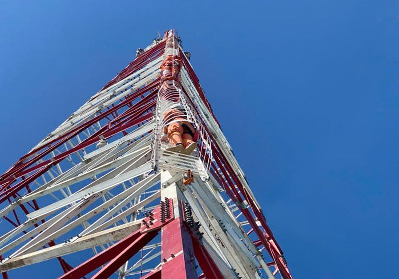 Các kỹ sư, công nhân EVNNPT di chuyển từ xà lên lên vị trí