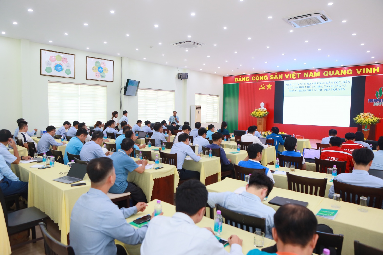 Các đảng viên mới tham gia học tập, bồi dưỡng lý luận chính trị thuộc các Chi/Đảng bộ trực thuộc Đảng bộ Petrovietnam tại khu vực tỉnh Quảng Ngãi. Các đảng viên mới tham gia học tập, bồi dưỡng lý luận chính trị thuộc các Chi/Đảng bộ trực thuộc Đảng bộ Petrovietnam tại khu vực tỉnh Quảng Ngãi.