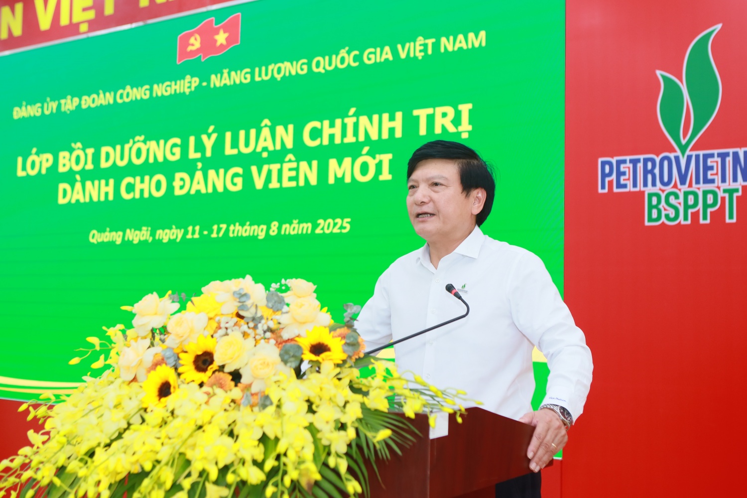 Đồng chí Lê Anh Chiến - Phó Trưởng ban phụ trách Ban Tuyên giáo và Dân vận Đảng ủy phát biểu nhấn mạnh vai trò của tổ chức Đảng Cộng sản Việt Nam. Đồng chí Lê Anh Chiến - Phó Trưởng ban phụ trách Ban Tuyên giáo và Dân vận Đảng ủy phát biểu nhấn mạnh vai trò của tổ chức Đảng Cộng sản Việt Nam.