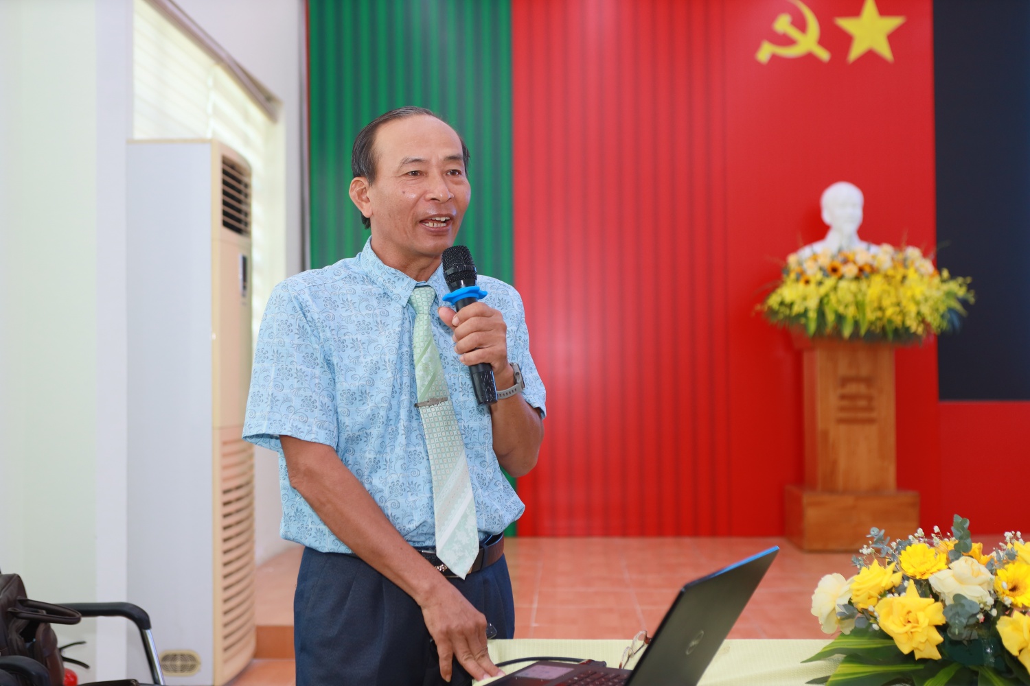 Thạc sĩ Lê Tiến Dũng – Nguyên Hiệu trưởng Trường Chính trị tỉnh Quảng Ngãi tham gia giảng dạy tại Lớp bồi dưỡng lý luận chính trị cho đảng viên mới. Thạc sĩ Lê Tiến Dũng – Nguyên Hiệu trưởng Trường Chính trị tỉnh Quảng Ngãi tham gia giảng dạy tại Lớp bồi dưỡng lý luận chính trị cho đảng viên mới.