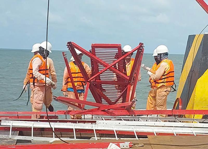EVNNPT hỗ trợ lắp đặt cột thép trên biển