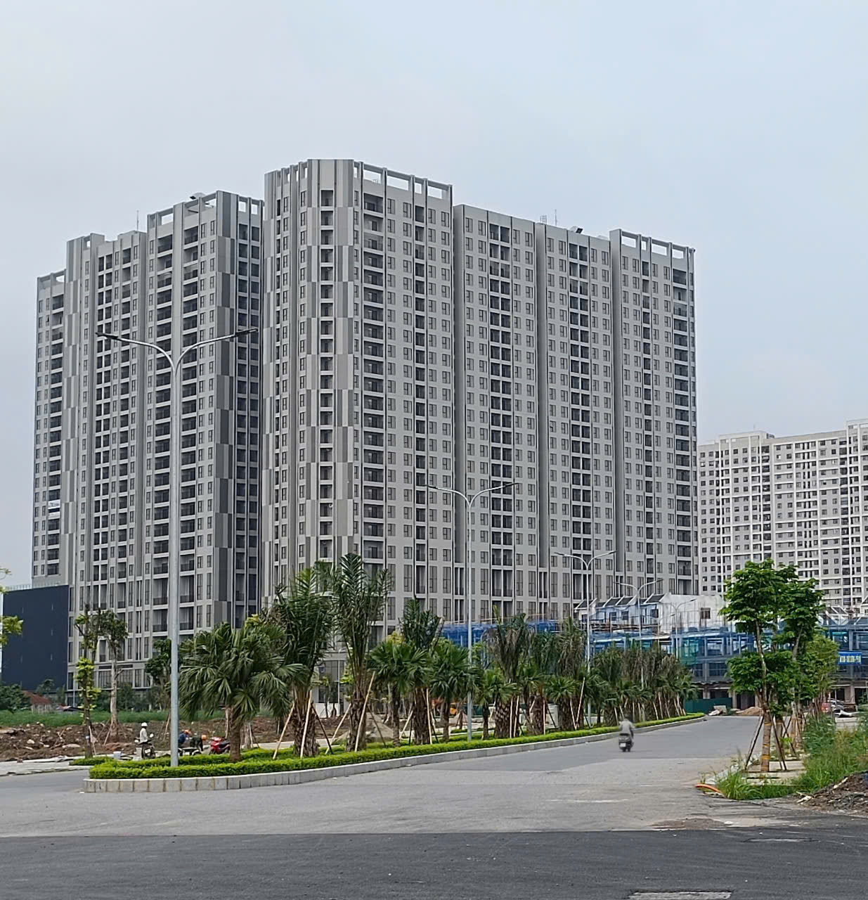 VARS khuyến nghị các doanh nghiệp bất động sản nên chuyển đổi mô hình kinh doanh từ “xây để bán” sang “xây để cho thuê”, hướng đến việc khai thác dòng tiền ổn định và bền vững trong dài hạn...