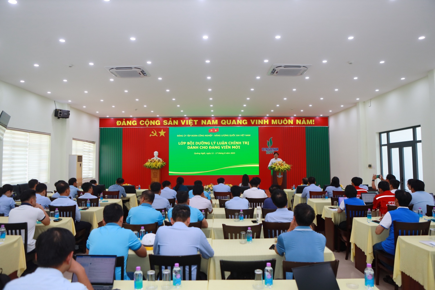 Toàn cảnh Lớp bồi dưỡng lý luận chính trị cho đảng viên mới tại khu vực tỉnh Quảng Ngãi. Toàn cảnh Lớp bồi dưỡng lý luận chính trị cho đảng viên mới tại khu vực tỉnh Quảng Ngãi.