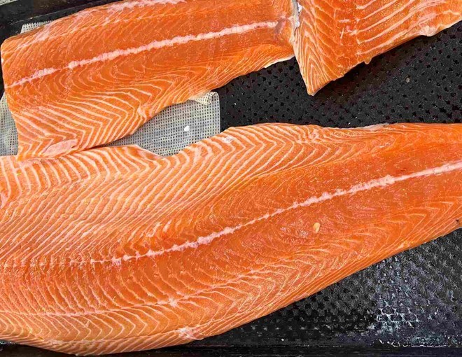 Ăn cá hồi đúng thời điểm là một trong những bí quyết để có giấc ngủ ngon