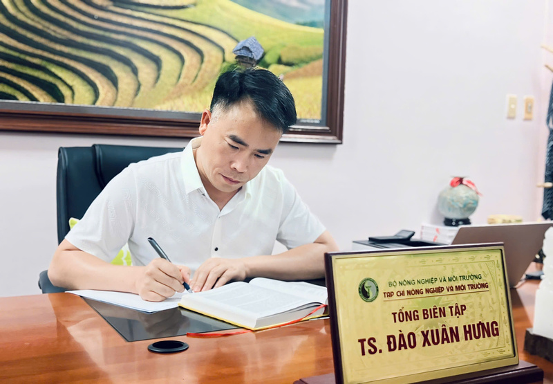 Tiến sĩ Đào Xuân Hưng - Tổng Biên tập Tạp chí Nông nghiệp và Môi trường chia sẻ với phóng viên Báo Công Thương về sản xuất xanh. Ảnh: Nguyễn Thanh