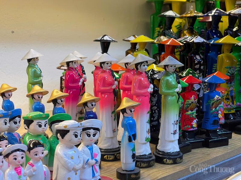 Thị trường quà tặng đang 'nóng' cùng lễ kỷ niệm 80 năm Quốc khánh 2/9 - 1