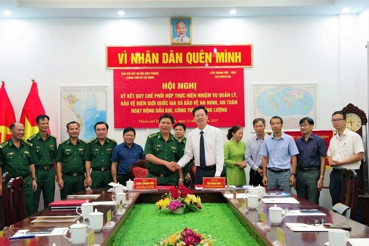 Bộ đội Biên phòng TP HCM và Vietsovpetro phối hợp bảo vệ an ninh, an toàn công trình dầu khí Bộ đội Biên phòng TP HCM và Vietsovpetro phối hợp bảo vệ an ninh, an toàn công trình dầu khí