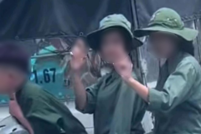 Học sinh có hành động không chuẩn mực khi đoàn xe A80 đi qua. Ảnh: Sông Lam
