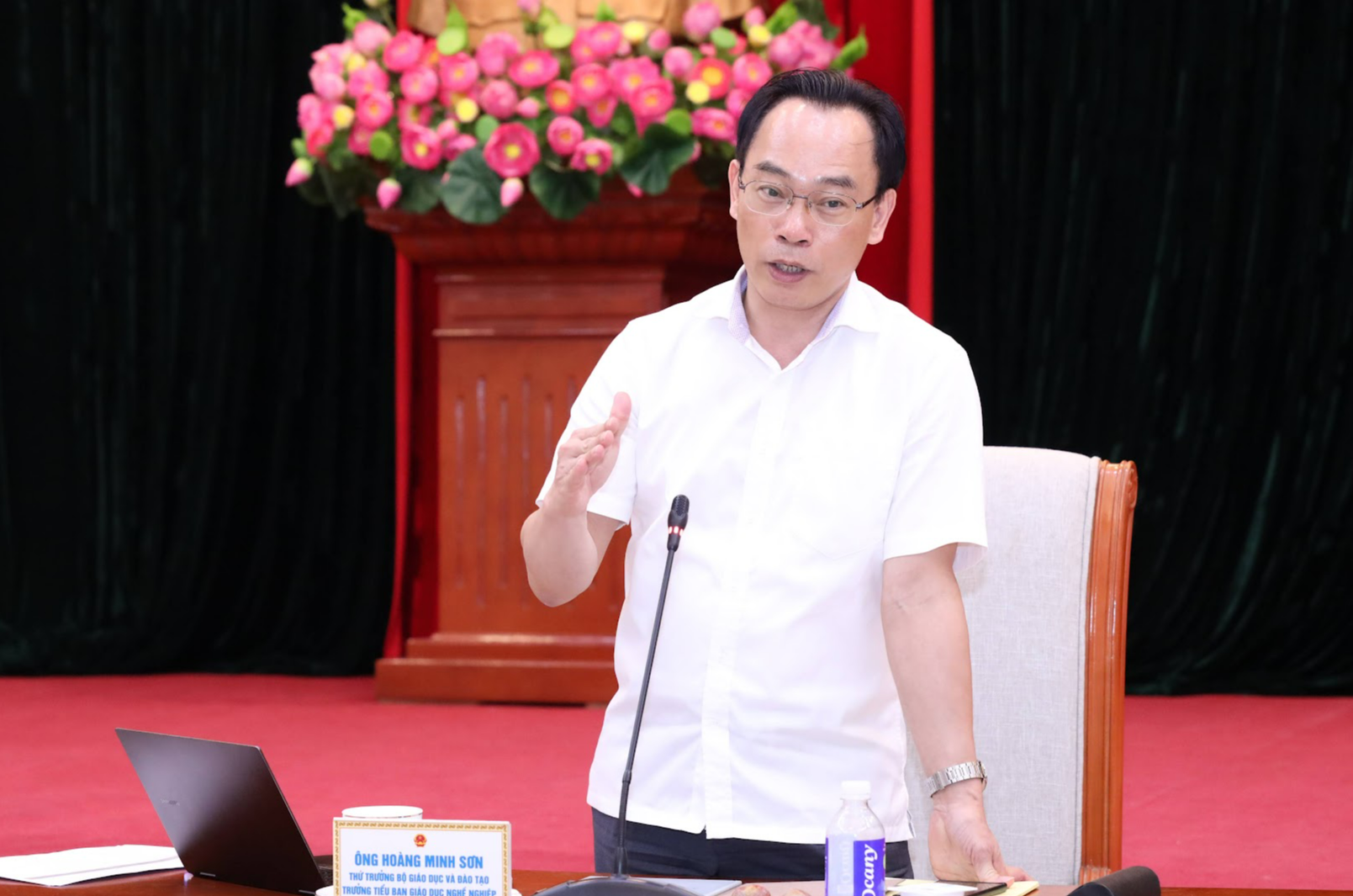 Thứ trưởng Bộ GDĐT Hoàng Minh Sơn phát biểu tại phiên họp.