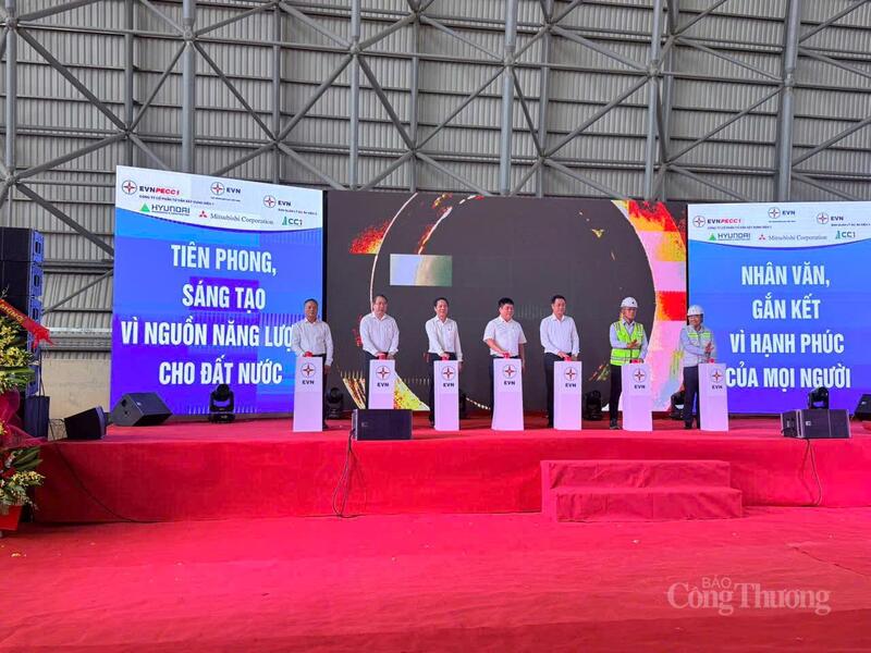 Các đại biểu bấm nút khởi động tại buổi lễ