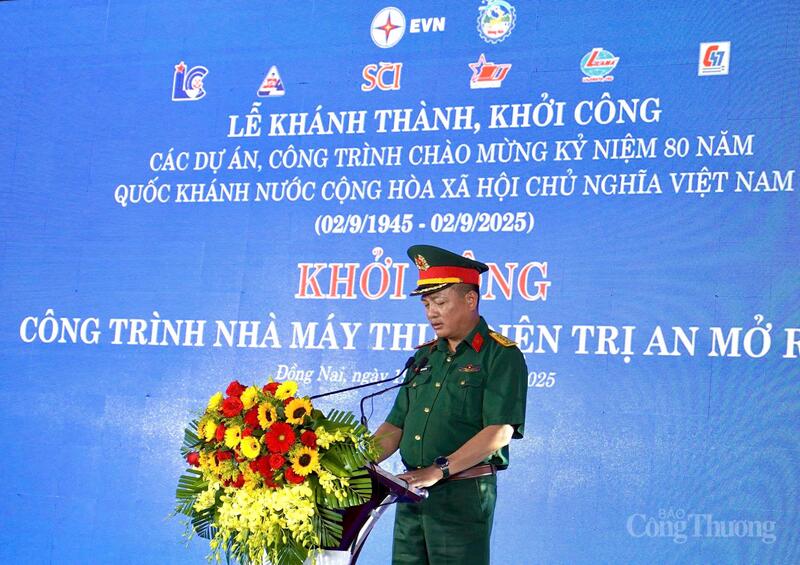 Đại tá Tăng Văn Chi, Tổng Giám đốc Tổng công ty Xây dựng Lũng Lô, đại diện đơn vị thi công phát biểu tại sự kiện.