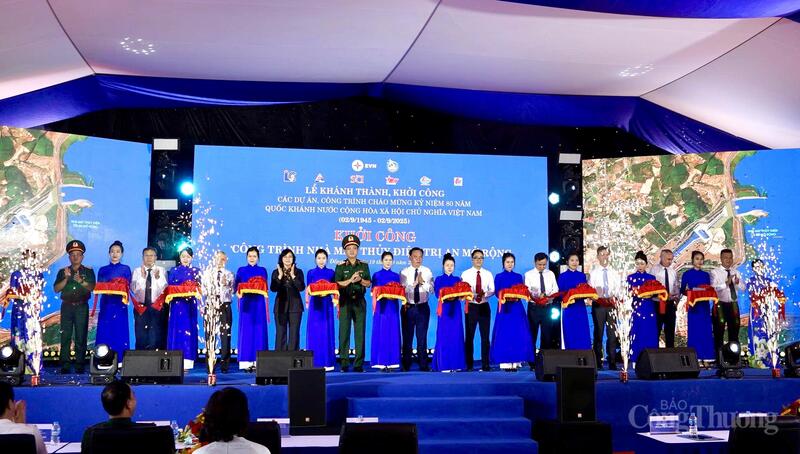 Các đại biểu đặt dấu mốc khởi công công trình Nhà máy Thủy điện Trị An mở rộng