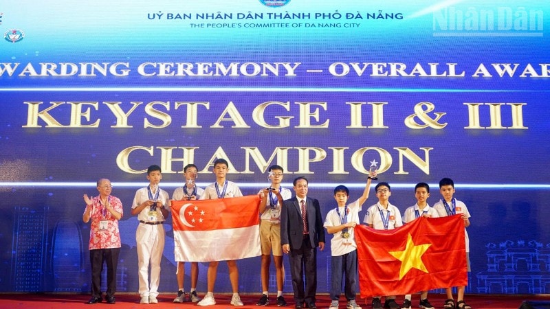 Ban Tổ chức trao giải Vô địch toàn đoàn cho Việt Nam và Singapore.