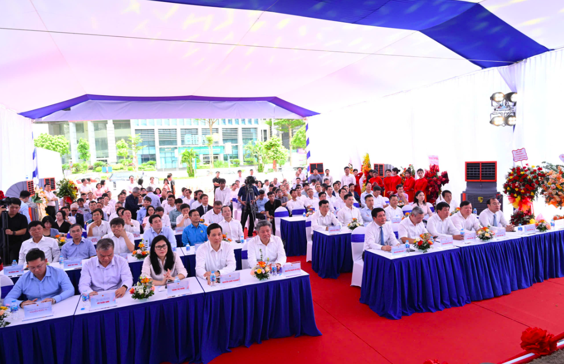 Các đại biểu tham dự Lễ động thổ. Ảnh: Cấn Dũng