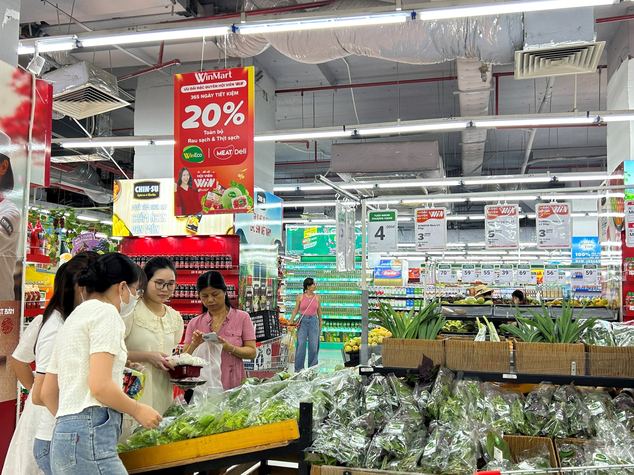 Khách hàng mua sắm tại siêu thị WinMart (4)