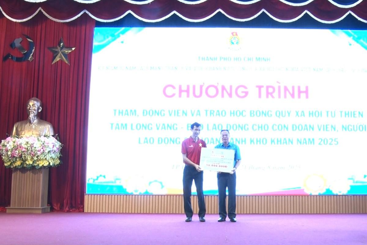Đại diện Ngân hàng Vietcombank Chi nhánh Phú Mỹ trao biểu trưng 50 phần học bổng cho tổ chức Công đoàn. Ảnh: Thành An