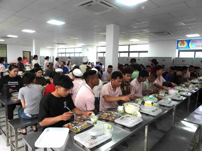 Ấm áp Bữa cơm Công đoàn cho 720 người lao động dệt sợi ở Đắk Lắk