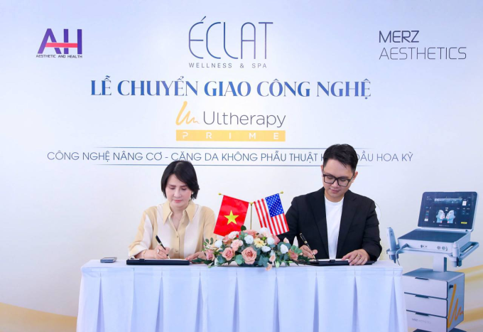 Đại diện hai bên tại lễ chuyển giao công nghệ Ultherapy Prime. Ảnh: Éclat Việt Nam