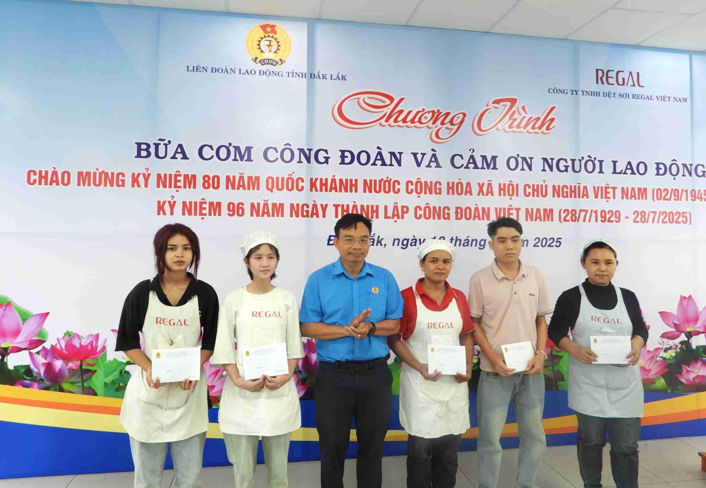 Lãnh đạo Liên đoàn Lao động tỉnh Đắk Lắk trao các suất quà cho công nhân hoàn cảnh khó khăn. Ảnh: Bảo Trung