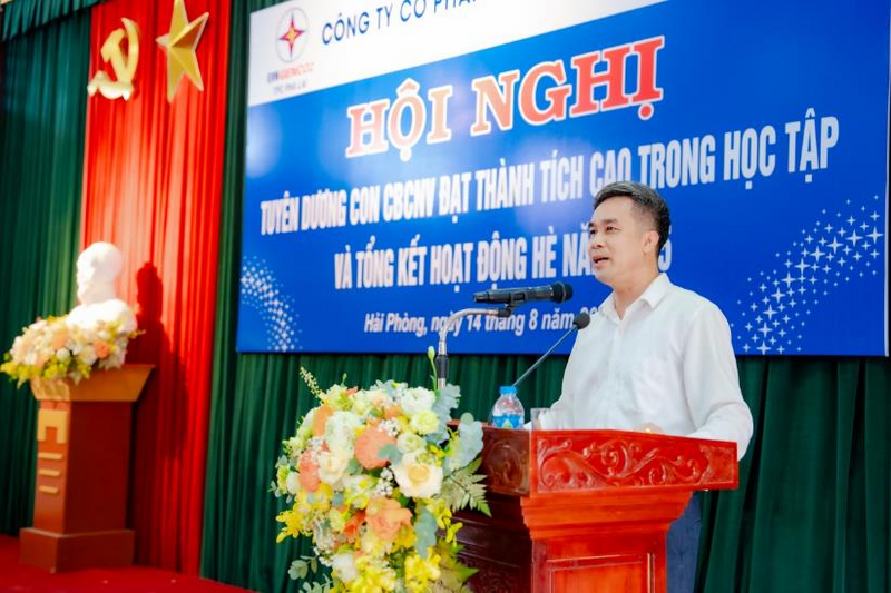 Thầy Đồng Tố Hưng – Hiệu trưởng Trường THCS Phả Lại phát biểu tại Hội nghị