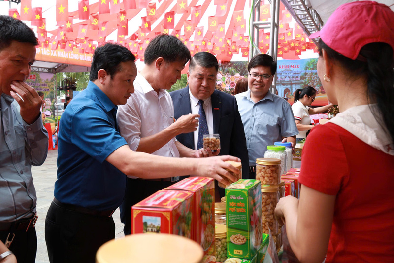 Đại diện các sở, ngành tỉnh Hưng Yên, các doanh nghiệp tham quan gian hàng. Ảnh: Thanh Vân