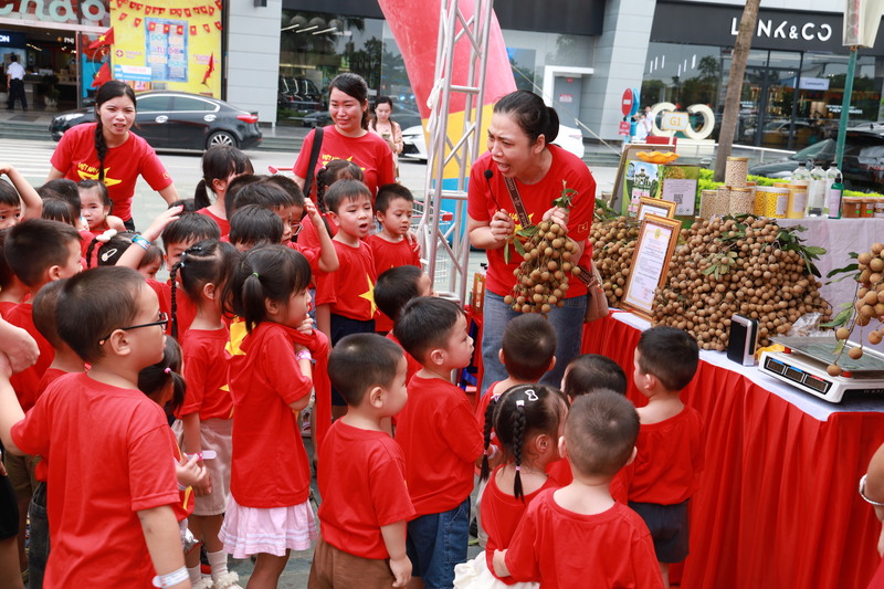 Sản phẩm nhãn lồng Hưng Yên được các cô giáo giới thiệu đến các em học sinh tham quan tại sự kiện. Ảnh: Thanh Vân