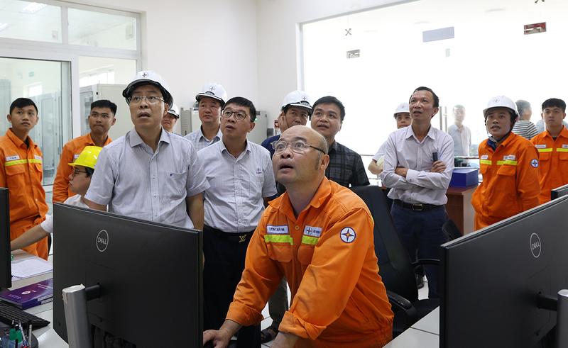 Tổng giám đốc EVNNPT Phạm Lê Phú kiểm tra công tác ứng phó với bão số 5 tại Thanh Hoá