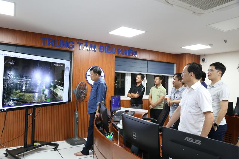 Kiểm tra tình hình trực vận hành tại Trung tâm điều khiển hệ thống điện Quảng Trị. Ảnh: Bình An