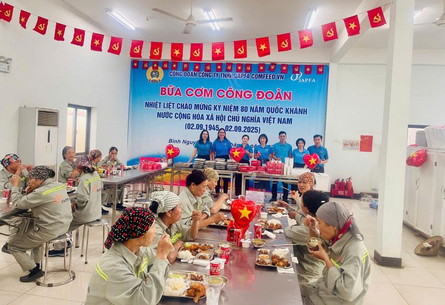Đoàn viên, người lao động quây quần bên “Bữa cơm Công đoàn“. Ảnh: An Vi
