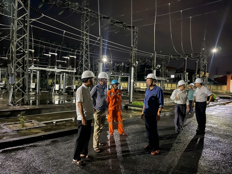 Kiểm tra tại TBA 110kV Ba Đồn. Ảnh: Bình An