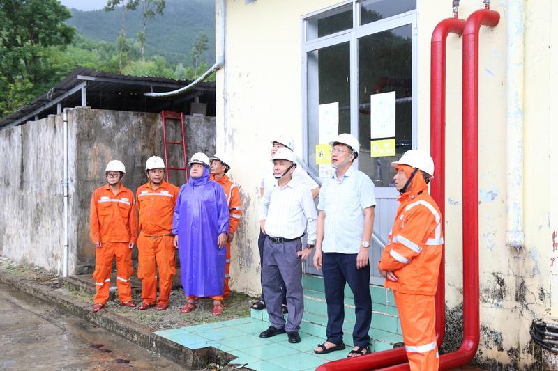 Đoàn công tác kiểm tra thực tế việc quản lý, vận hành tại TBA 110kV Lăng Cô