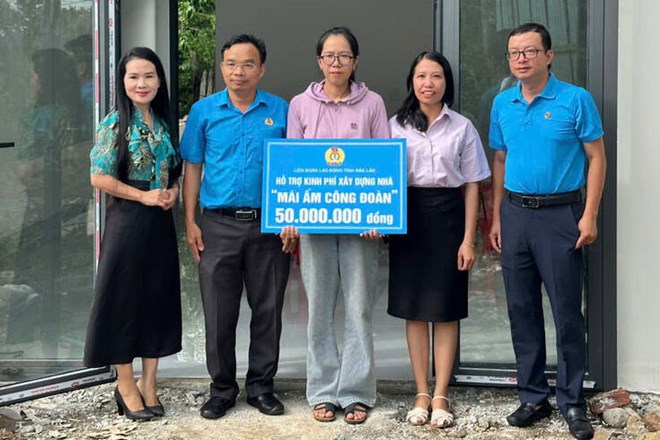 Trao nhà Mái ấm Công đoàn giúp giáo viên ở Đắk Lắk an cư, vững bước tương lai