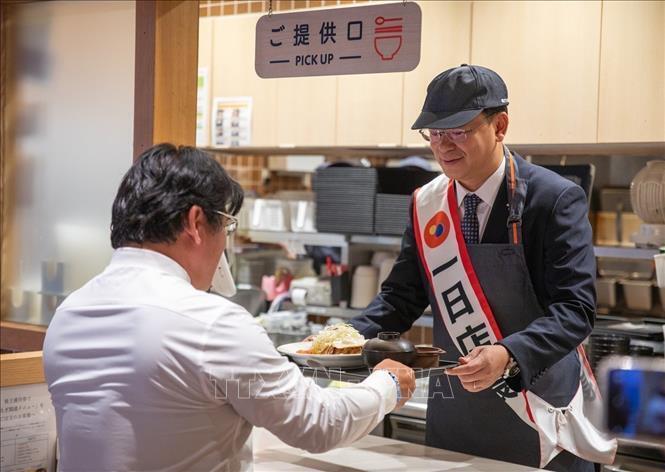 Đại sứ Việt Nam tại Nhật Bản Phạm Quang Hiệu trong vai trò cửa hàng trưởng tại Roppongi phục vụ thực khách Nhật Bản món cơm tấm Việt Nam tại Matsuya. Ảnh: Nguyễn Tuyến/PV TTXVN tại Nhật Bản