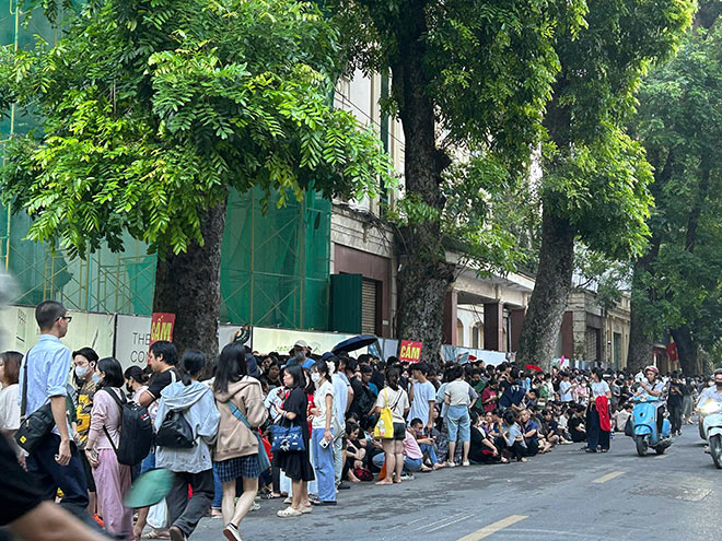 Hàng nghìn khán giả đứng xếp hàng để chờ lấy vé. Ảnh: Quỳnh An