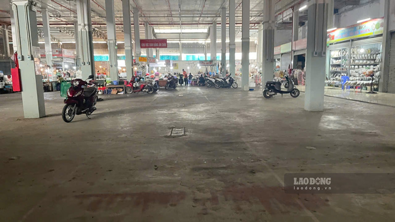 Bên cạnh một số ki ốt còn hoạt động, nhiều cửa hàng hiện không còn hoạt động. Ảnh: Đinh Đại