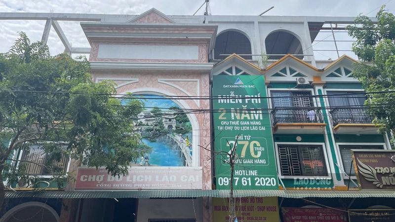 Quy mô chợ gồm 3 tầng nổi và 1 tầng hầm với gần 1.000 gian hàng trung tâm chợ tại các tầng 1, 2, 3. Cùng với đó là 66 căn ki-ốt thương mại mặt đường lớn, mặt tiền 3,5m; chiều cao 3 - 3,5 tầng. Ảnh: Đinh Đại